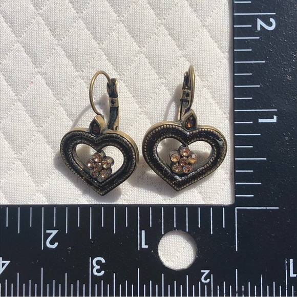 Beautiful earthy feel heart earrings with a bit of sparkle.Lightweight and fun🤎 - Picture 7 of 9
